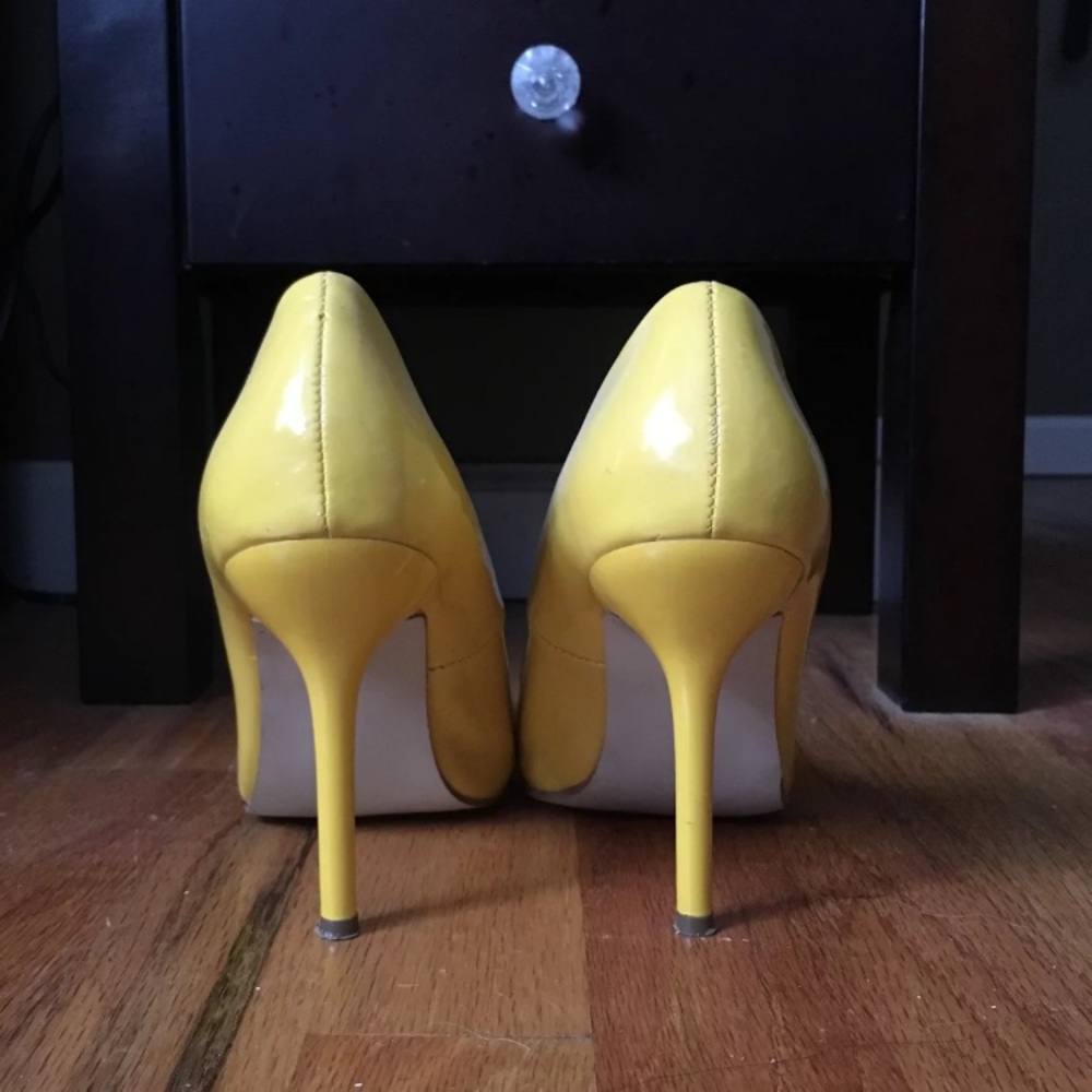 HEELS - Picture 2 of 4